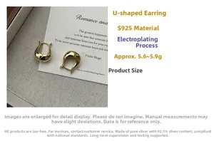 Gros plan de créoles en U en argent sterling S925 plaqué or avec une finition polie