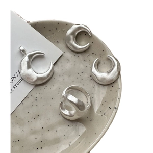 Minimalistisches S925 Sterling Silber Mondsichel Set mit mattiertem Ring und Anhänger
