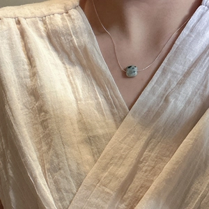 Détail d'un collier en argent S925 avec pierre naturelle carrée portée au cou