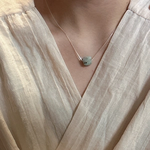 Collier minimaliste en argent sterling S925 avec pendentif pierre vert pâle sur un mannequin
