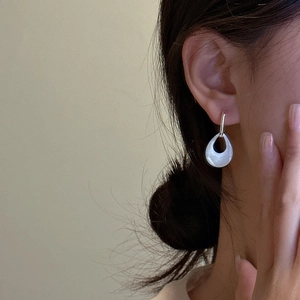 Elegant S925 sterling silver drop earrings with white mother of pearl on a female model