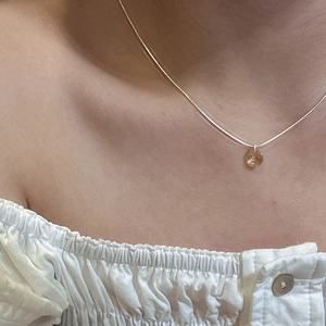 Détail du collier en argent S925 avec pendentif en cristal de couleur champagne sur cou