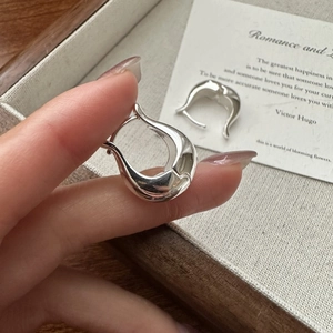 Boucles d'oreilles créoles minimalistes en argent S925 avec finition métallique polie