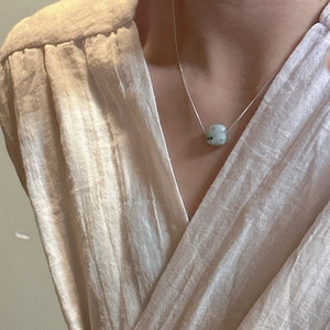 Collier minimaliste en argent S925 avec pendentif carré en pierre bleu clair sur modèle