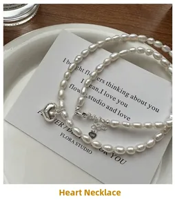 Détail du fermoir en argent sterling S925 et du pendentif coeur sur le collier de perles