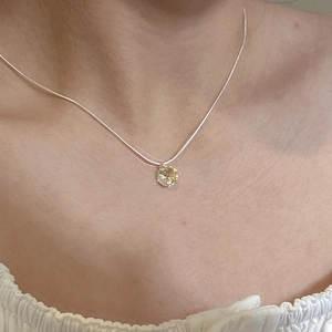 Gros plan d'un collier en argent S925 avec pendentif en zircone cubique ronde champagne