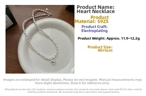 Détail macro du collier en argent S925 avec pendentif cœur et perles naturelles blanches