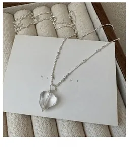 Dettaglio della collana in argento S925 con ciondolo a cuore trasparente e catenina