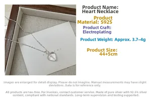 Dettaglio macro della collana a cuore in argento sterling S925 con pendente in cristallo