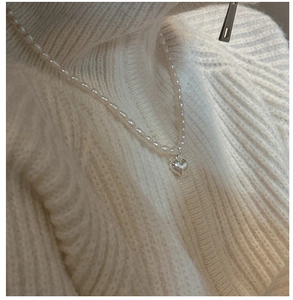 Détail du collier de perles en argent S925 avec pendentif cœur sur mannequin