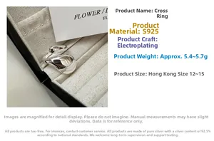 Macro d'une bague entrelacée en argent S925 poli présentée dans son coffret à bijoux