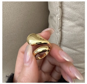 Vue détaillée d'une bague en argent S925 en forme de goutte avec finition dorée polie