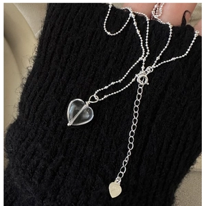 Dettaglio del ciondolo a cuore in cristallo argento S925 con catena a sfere regolabile