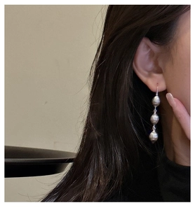 Détail des boucles d'oreilles pendantes en argent S925 avec trois perles coquillages