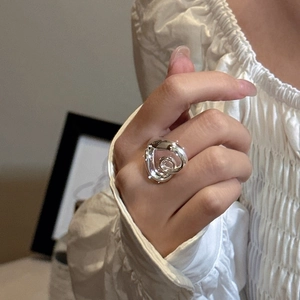 Polierter S925 Sterling Silber Ring mit hohlem Herz-Design für einen trendigen Look