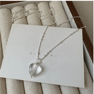 Dettaglio della catena a sfere in argento S925 con ciondolo a cuore in cristallo