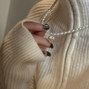 Collier minimaliste en argent S925 avec perles naturelles et pendentif cœur sur modèle