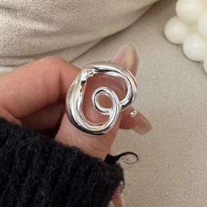Nahaufnahme des S925 Sterlingsilber Rings mit abstraktem Herz-Design am Finger