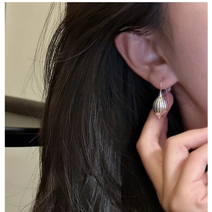 Vue détaillée de boucles d'oreilles en argent S925 avec design de coquillage texturé élégant