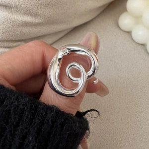 Schicker S925 Silberring mit klobigem Herzdesign und unregelmäßiger Spirale am Daumen