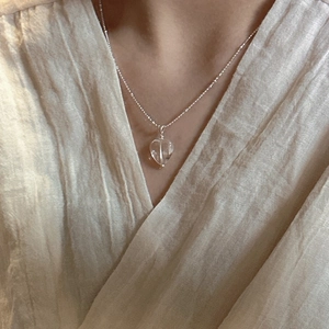 Collana in argento S925 con pendente a cuore in cristallo trasparente su modella