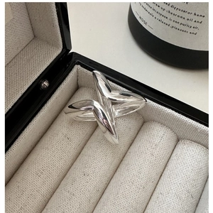 Detailed view of the S925 sterling silver crisscross star ring in a velvet gift box