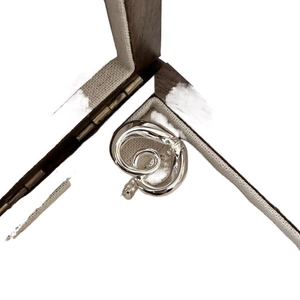 Moderner S925 Sterlingsilber Ring mit abstraktem Herz-Spiraldesign auf weißem Hintergrund