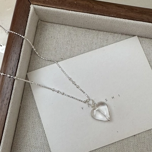 Collana in argento sterling S925 con pendente in cristallo a cuore su vassoio in legno