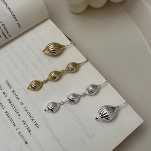 Boucles d'Oreilles Pendantes Coquillage en Argent Sterling S925 pour Femme Minimaliste Coréen Goutte Côtelée Verticale Or Argent Bijoux Élégants