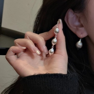 Boucles d'oreilles minimalistes en argent S925 avec fuseaux et texture linéaire