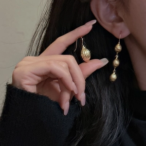 Boucles d'oreilles coquillage élégantes en argent S925 doré avec pendentifs asymétriques