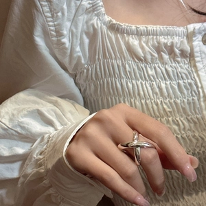 Minimalist S925 sterling silver criss-cross ring with polished geometric design on hand