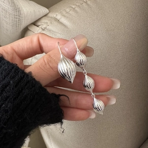 Boucles d'oreilles S925 en argent sterling avec design coquille et texture côtelée