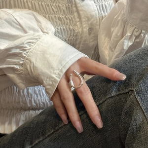 Minimalist S925 sterling silver U-shaped open ring with twisted thread detail on fingers