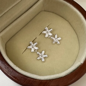 Orecchini a fiori minimalisti in argento sterling S925 con due piccoli fiori testurizzati