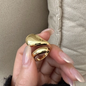 Bague goutte d'eau dorée polie avec courbes minimalistes et design ouvert ajustable