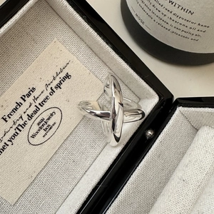 Minimalist S925 sterling silver criss cross ring in a premium jewelry display box