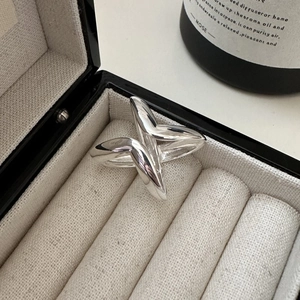 Minimalist S925 sterling silver ring with cross star design in luxury jewelry display box