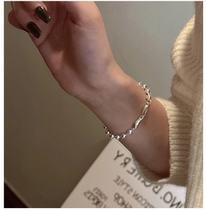 Close-up of a minimalist 925 sterling silver beaded bracelet on a woman wrist