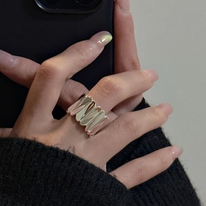 Bague large en argent sterling S925 avec texture plissée pour un style industriel moderne