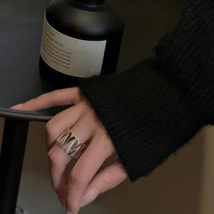 Bague ondulée en argent sterling S925 minimaliste avec une finition polie