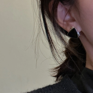 Minimalist S925 sterling silver triangle stud earrings with black enamel inlay