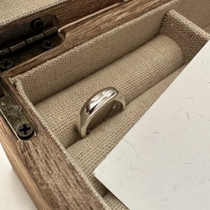 Bague minimaliste en argent sterling S925 polie présentée dans un écrin en bois