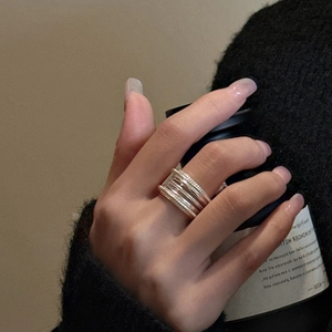 Bague multicouche minimaliste en argent S925 portée par un mannequin de mode