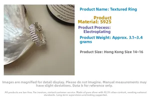 Makro-Detail des strukturierten S925 Sterlingsilberrings mit Materialspezifikationen