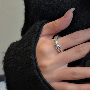 Détail de la bague en argent S925 à trois anneaux entrelacés avec une finition miroir polie