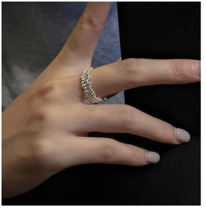 Detail eines S925 Sterlingsilber Kettenrings mit Zirkonia-Besatz an der Hand eines Models