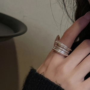 Bague multicouche minimaliste en argent S925 avec design de lignes torsadées