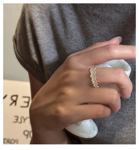 Nahaufnahme des S925 Sterlingsilberrings mit umlaufendem Besatz aus Baguette-Zirkonia
