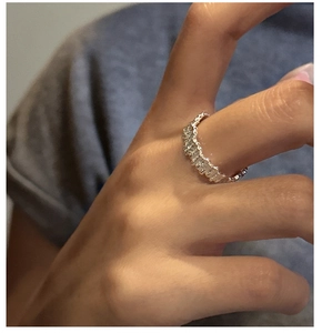 Detailansicht des S925 Sterlingsilberrings mit Zirkonia-Steinen im Wellendesign